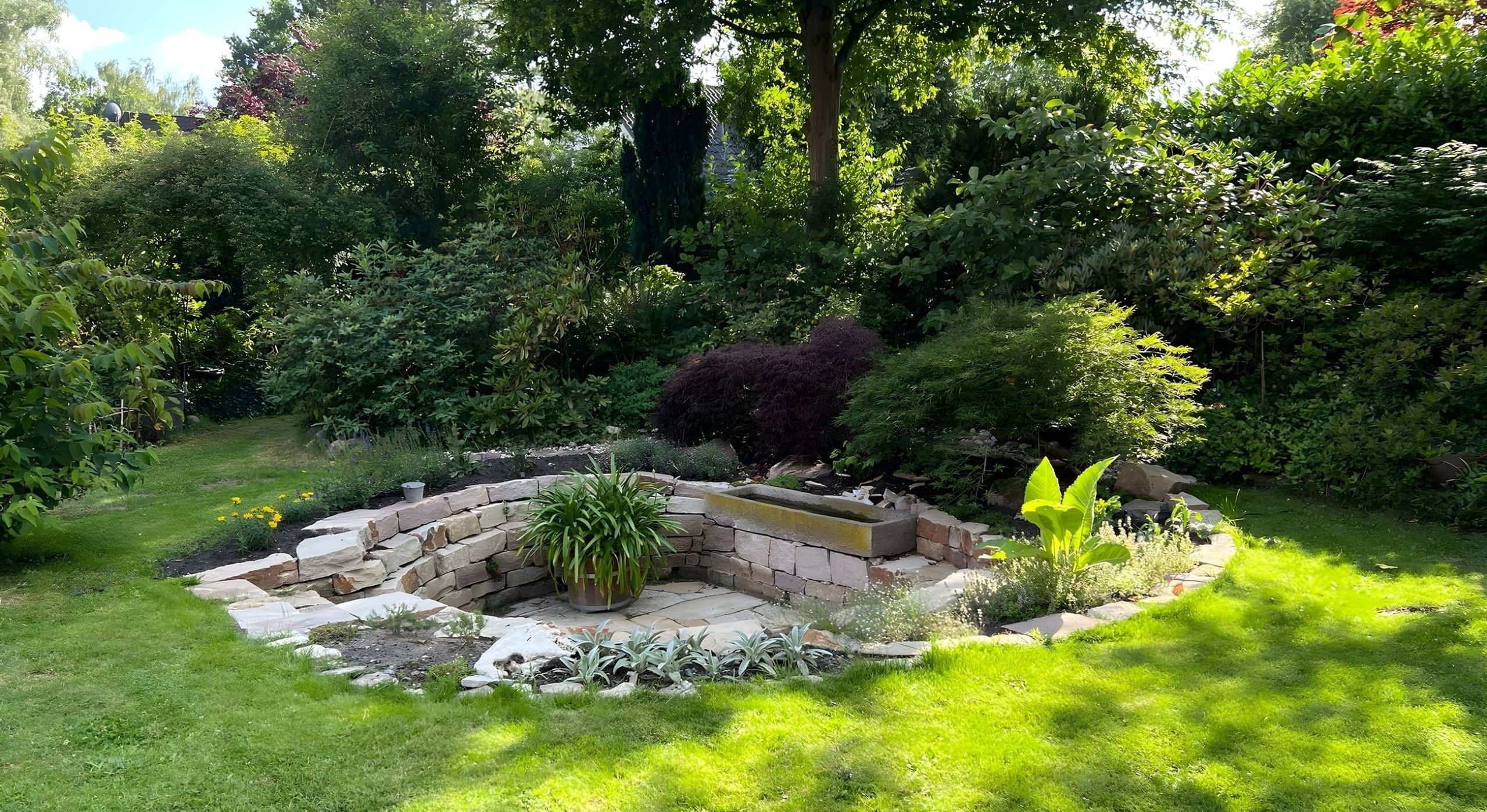 Gepflegter Garten mit einer integrierten Steinsitzecke